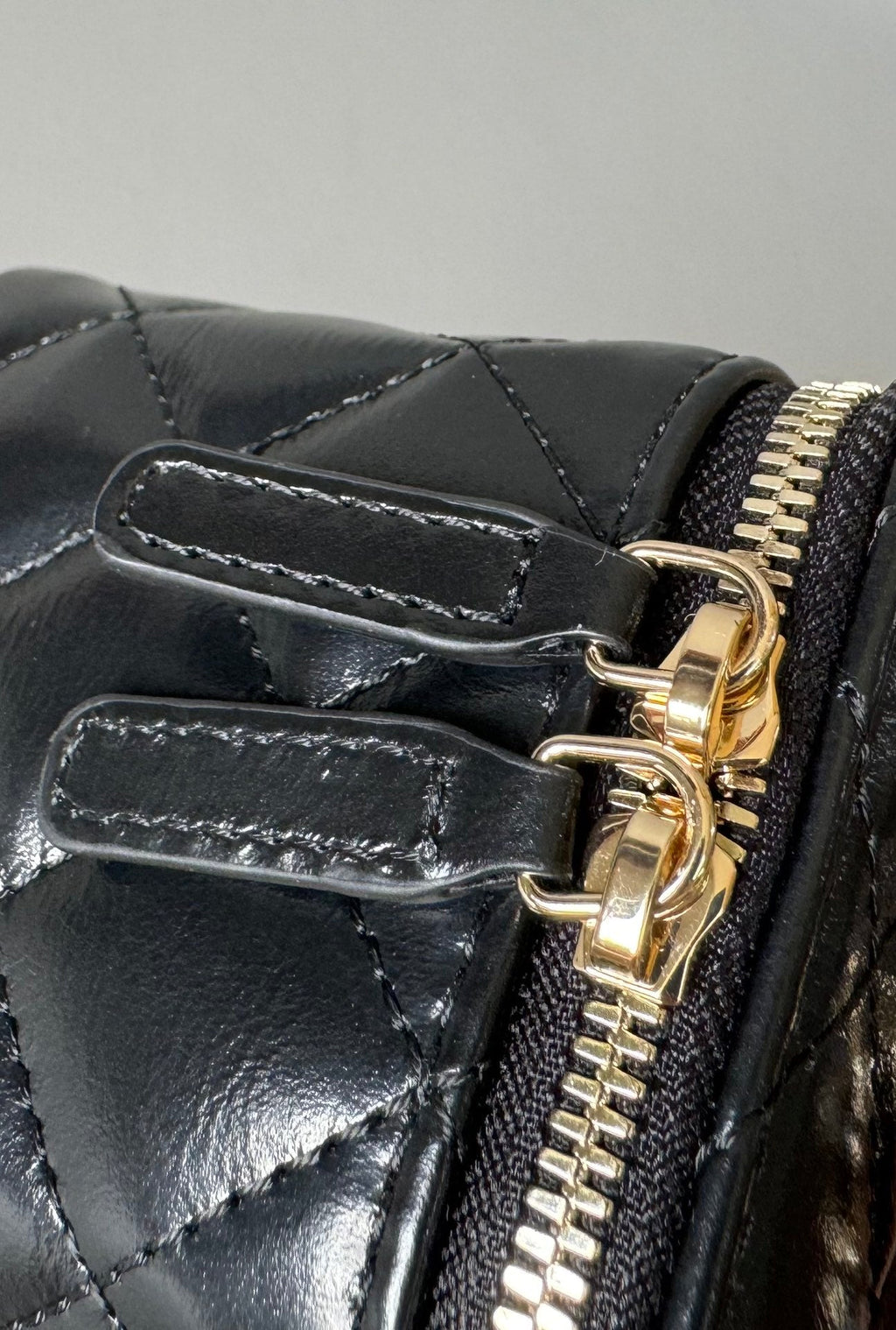 CC Kosmetikkoffer Pearl 17 cm Schwarzes Lammleder Goldfarbene Beschläge