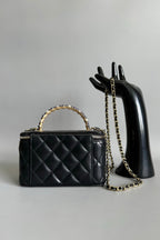 CC Kosmetikkoffer Pearl 17 cm Schwarzes Lammleder Goldfarbene Beschläge