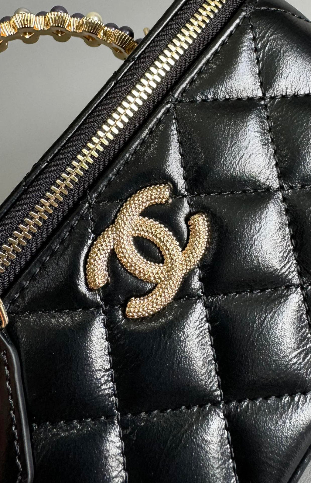 CC Kosmetikkoffer Pearl 17 cm Schwarzes Lammleder Goldfarbene Beschläge