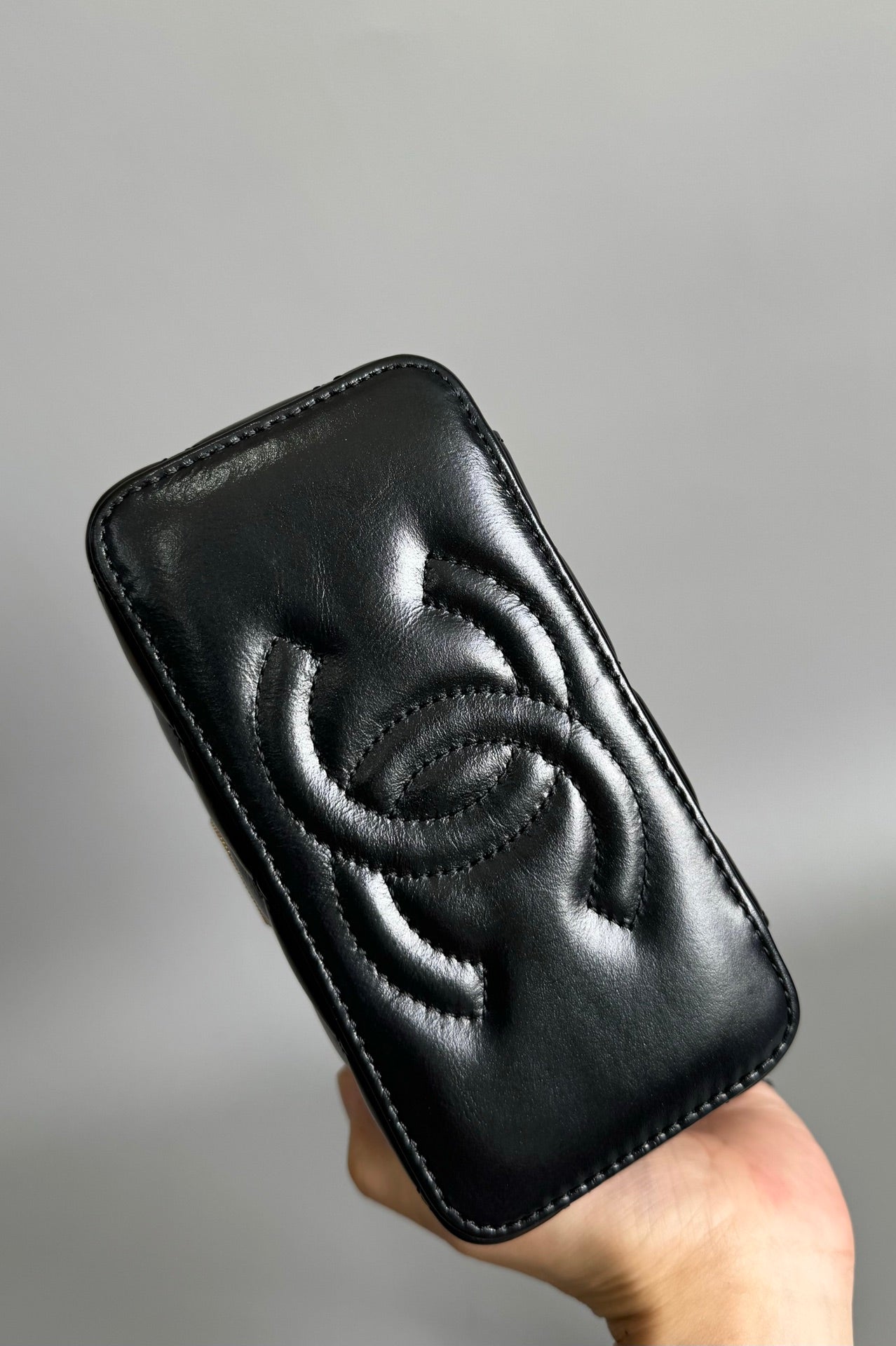 CC Kosmetikkoffer Pearl 17 cm Schwarzes Lammleder Goldfarbene Beschläge