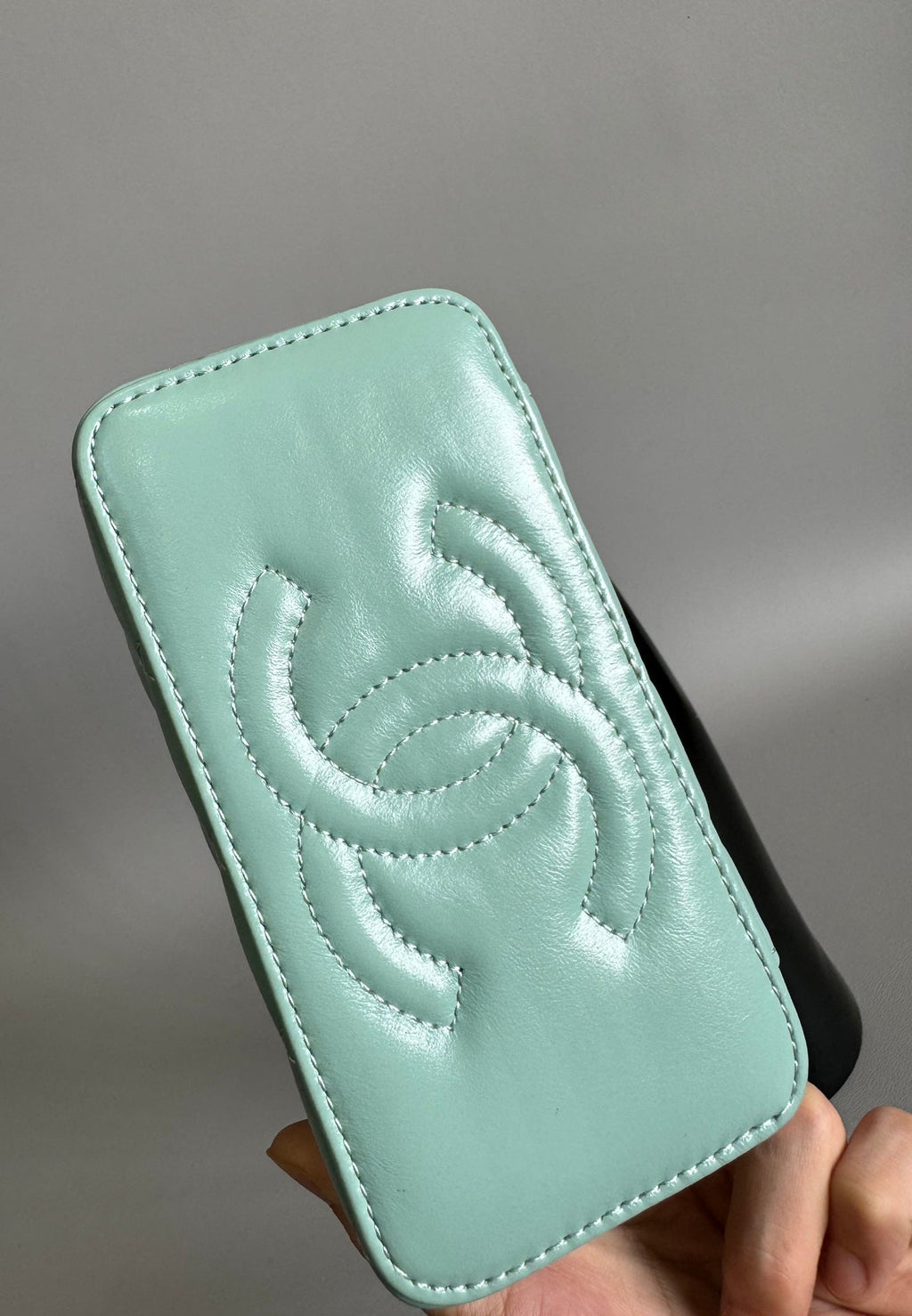 CC Kosmetikkoffer Perle 17 cm Aquablaues Lammleder Goldfarbene Beschläge