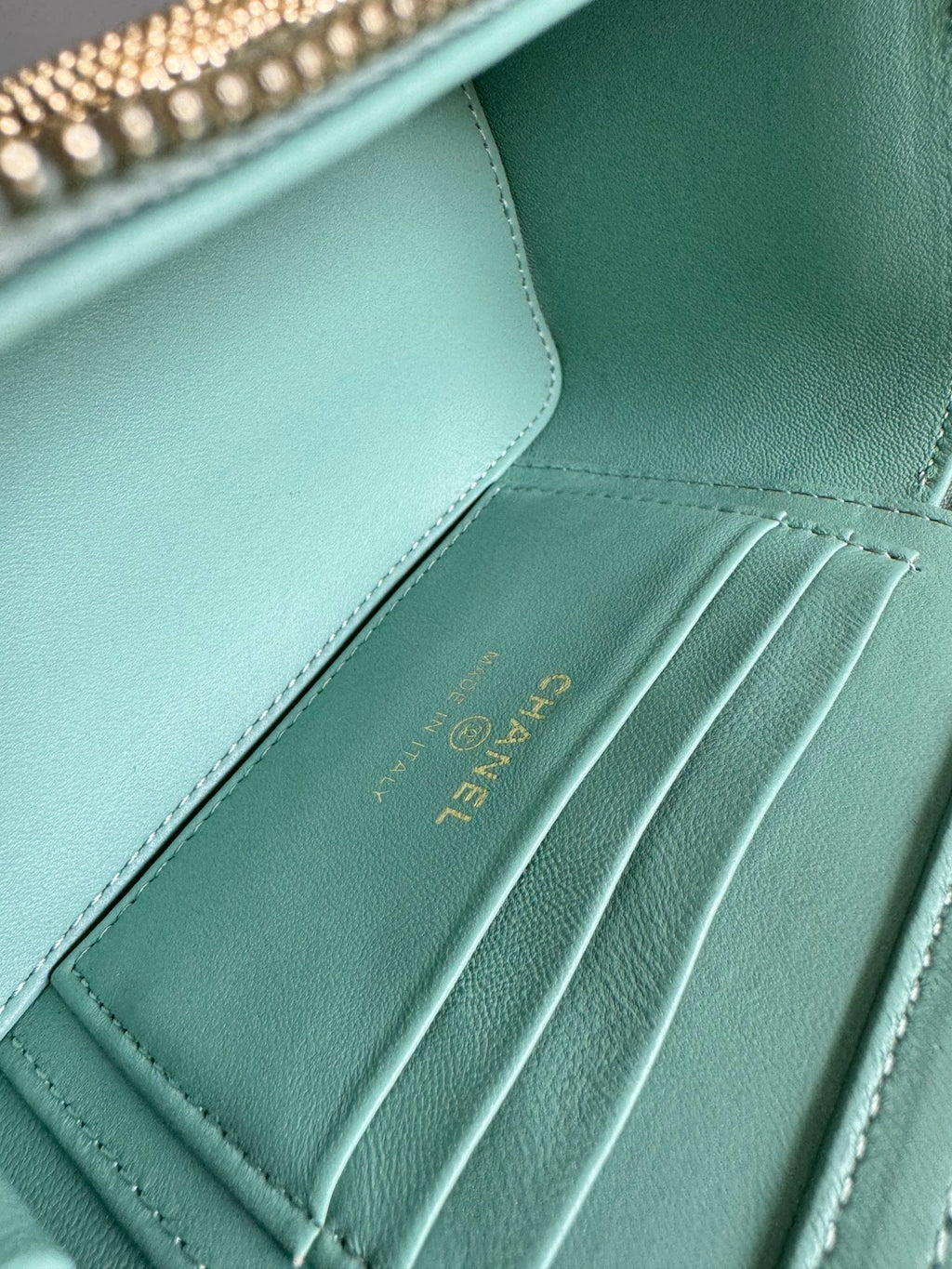 CC Kosmetikkoffer Perle 17 cm Aquablaues Lammleder Goldfarbene Beschläge