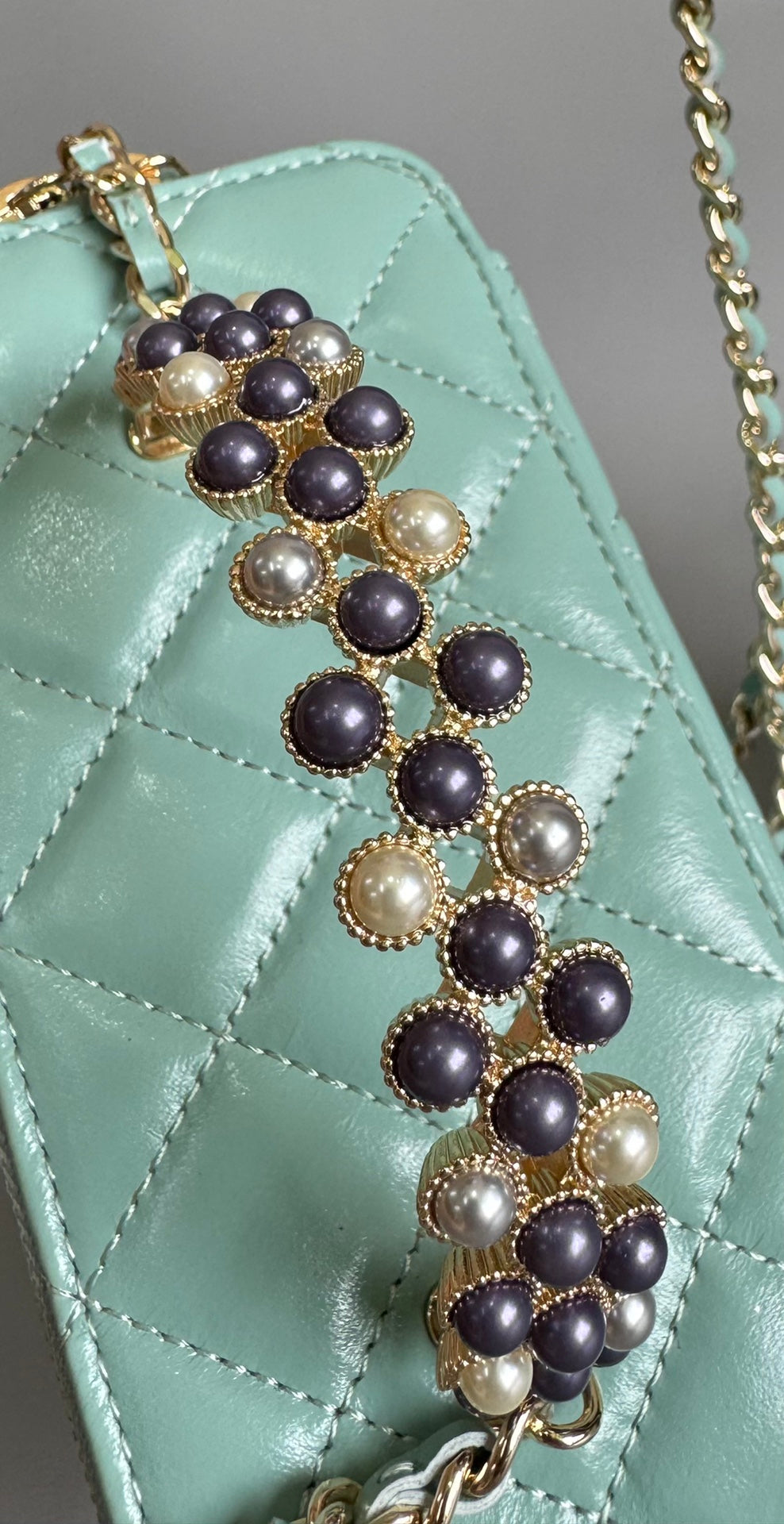 CC Kosmetikkoffer Perle 17 cm Aquablaues Lammleder Goldfarbene Beschläge