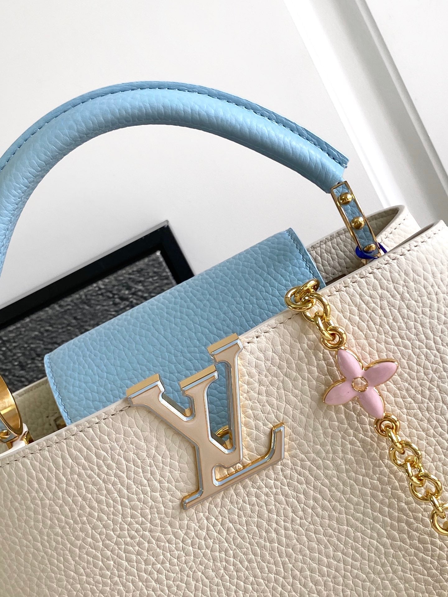 CAPUCINES BB 27 IN PERLWEISS-MIX HIMMELBLAU TAURILLON GOLD HARDWARE