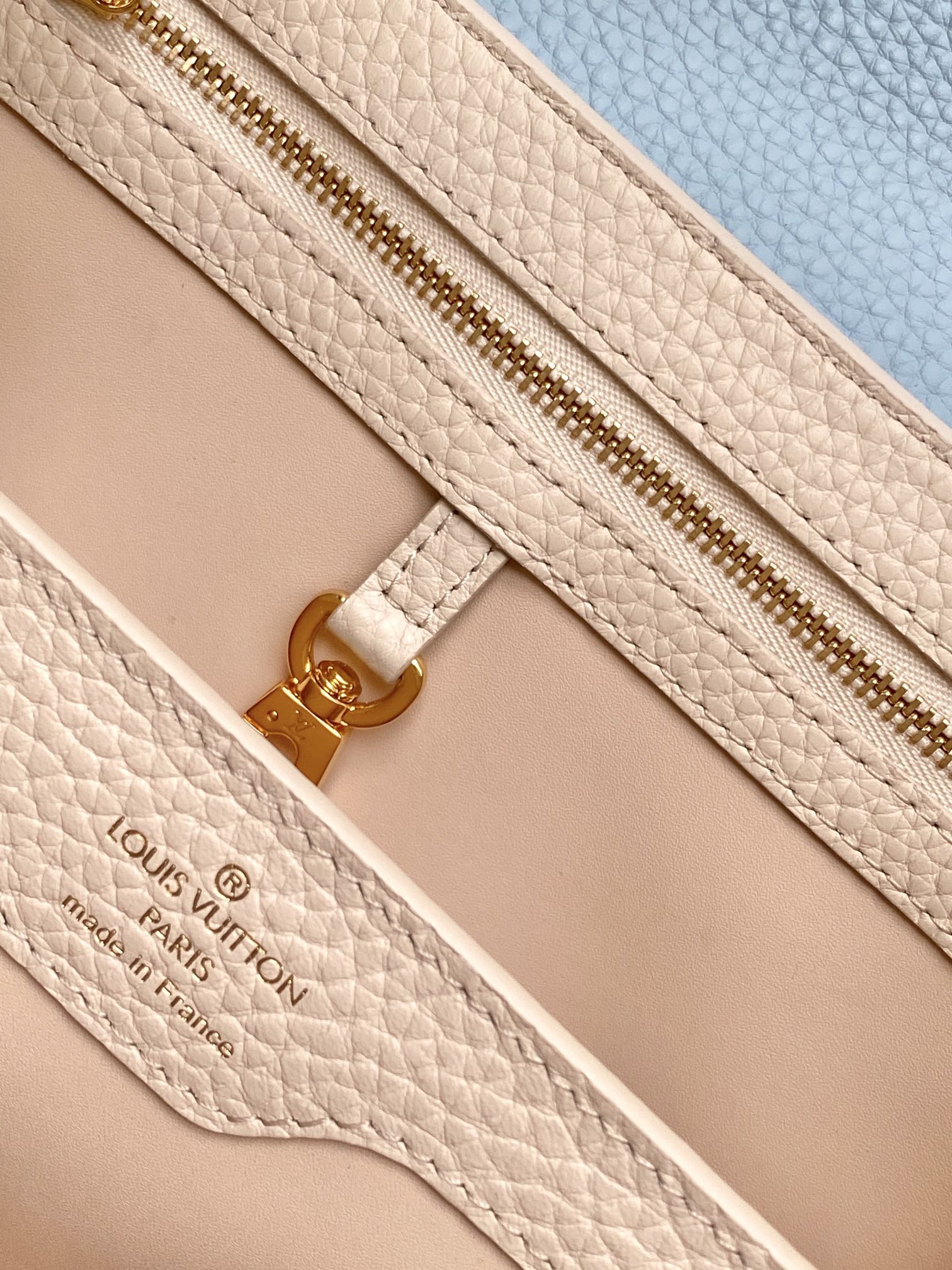 CAPUCINES BB 27 IN PERLWEISS-MIX HIMMELBLAU TAURILLON GOLD HARDWARE