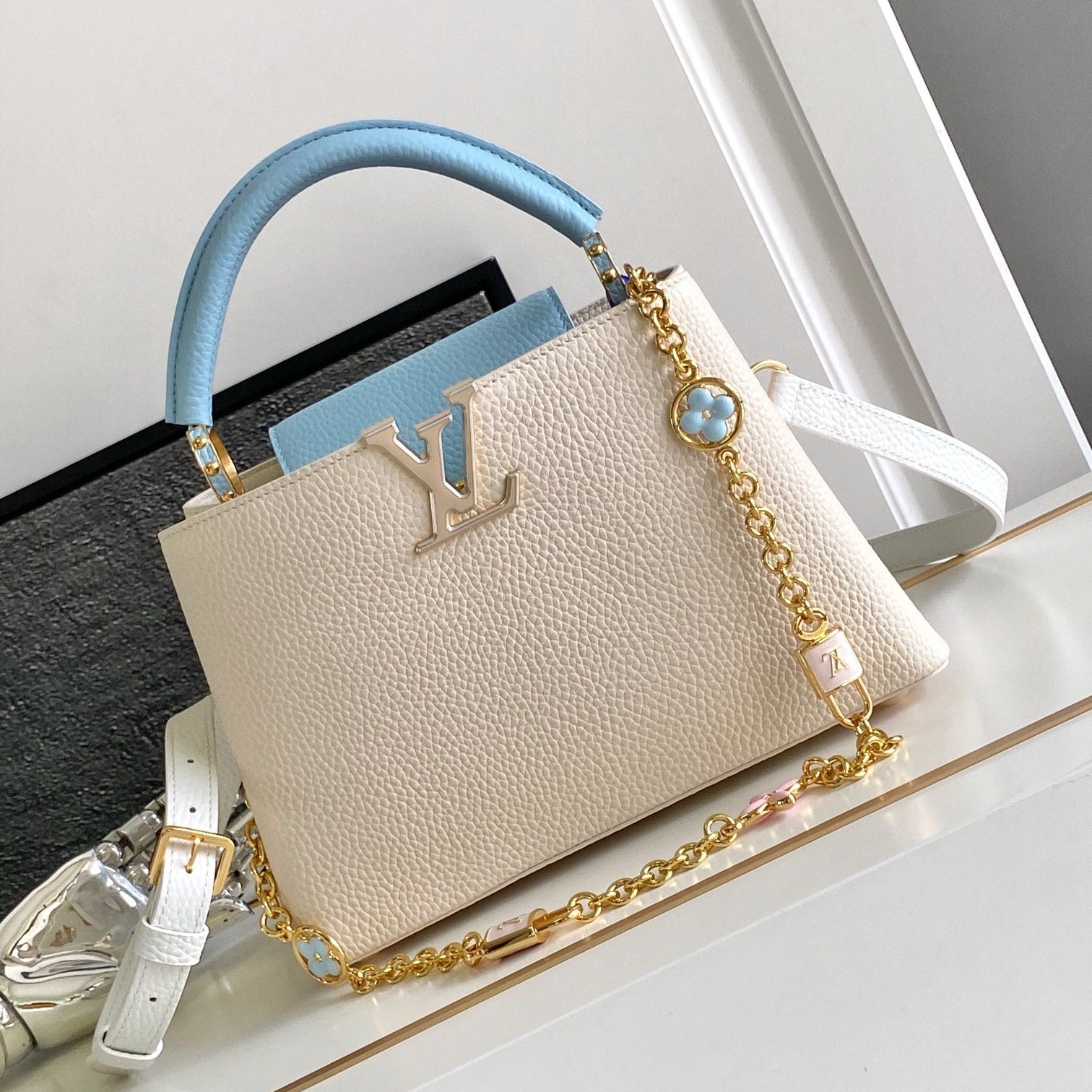 CAPUCINES BB 27 IN PERLWEISS-MIX HIMMELBLAU TAURILLON GOLD HARDWARE