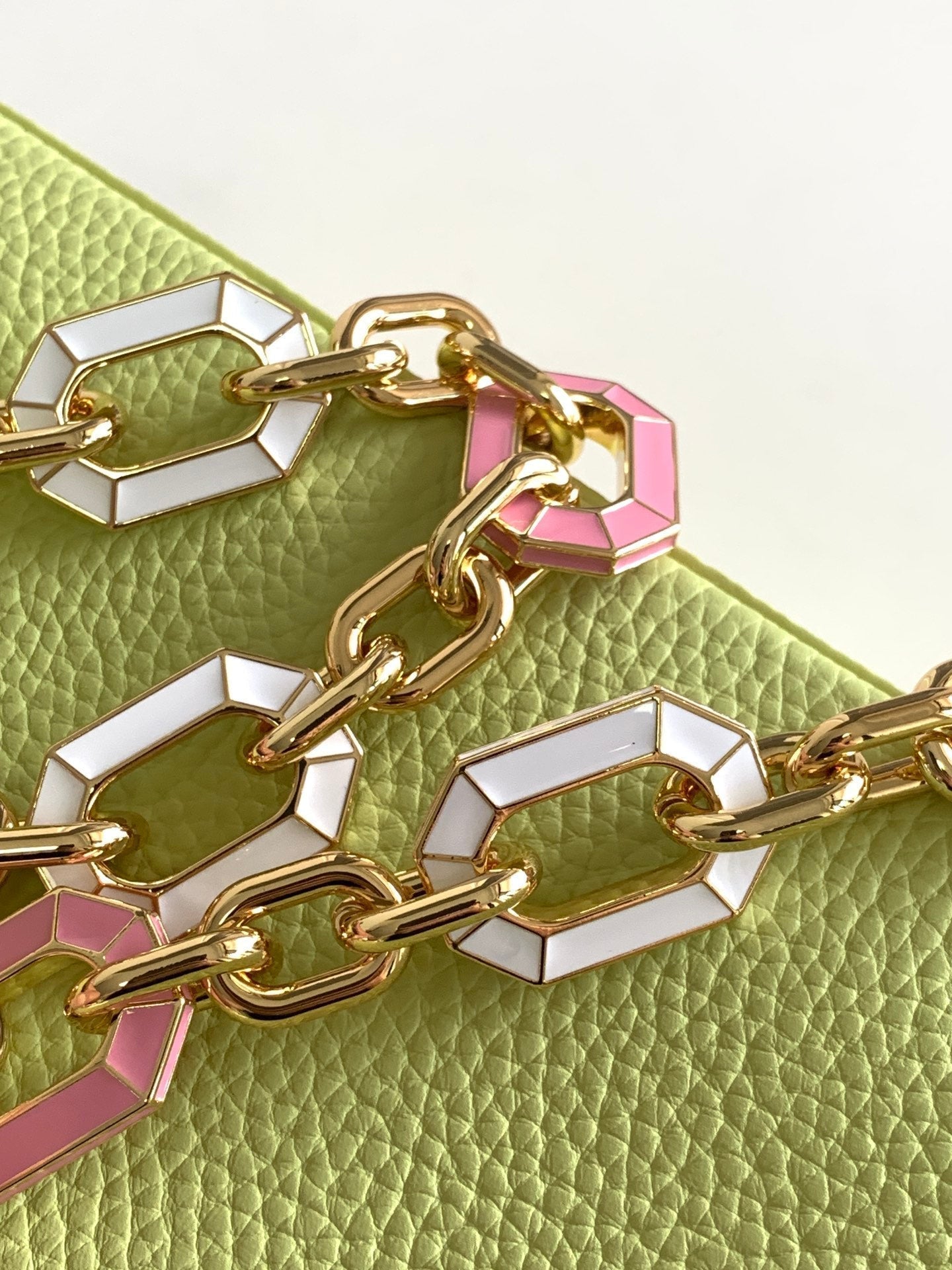 CAPUCINES BB 27 IN BIRNENGRÜN TAURILLON GOLD HARDWARE