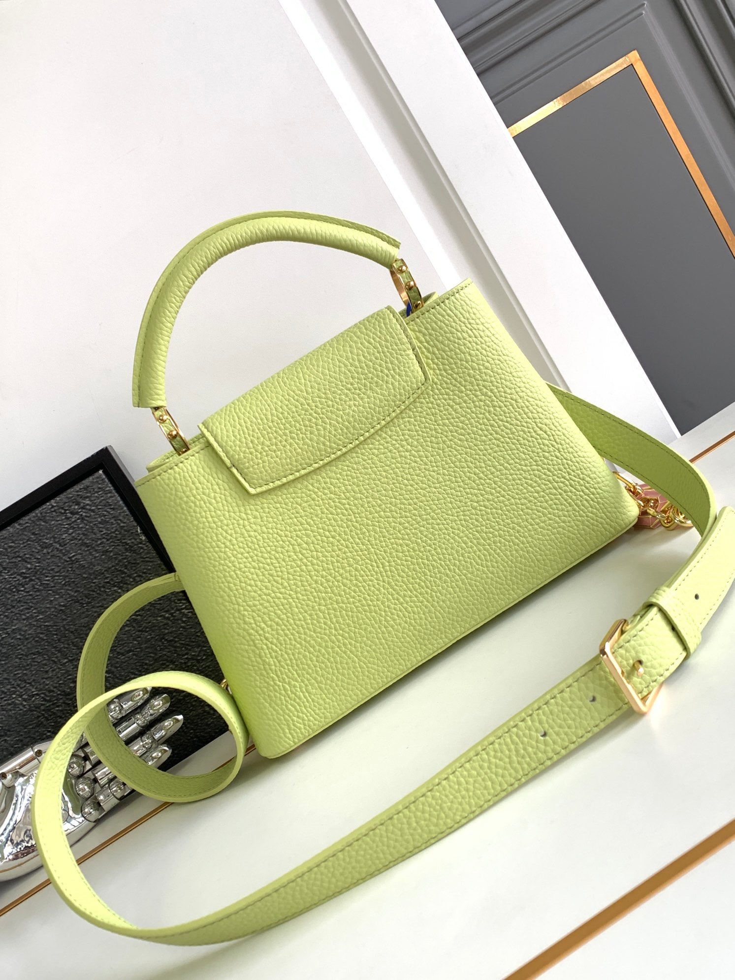 CAPUCINES BB 27 IN BIRNENGRÜN TAURILLON GOLD HARDWARE