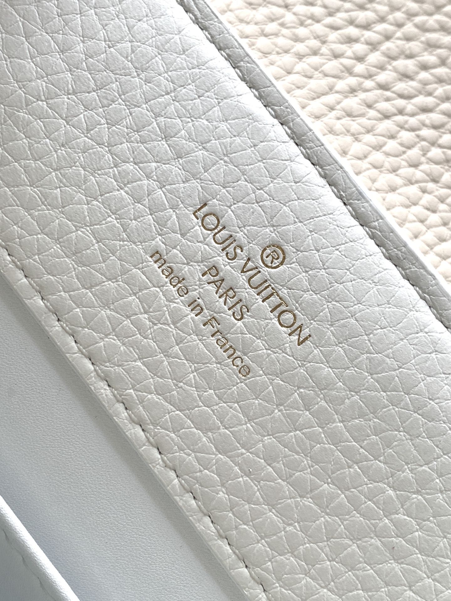 CAPUCINES BB 27 IN WEISS MIX ROSA UND BEIGE TAURILLON GOLD HARDWARE