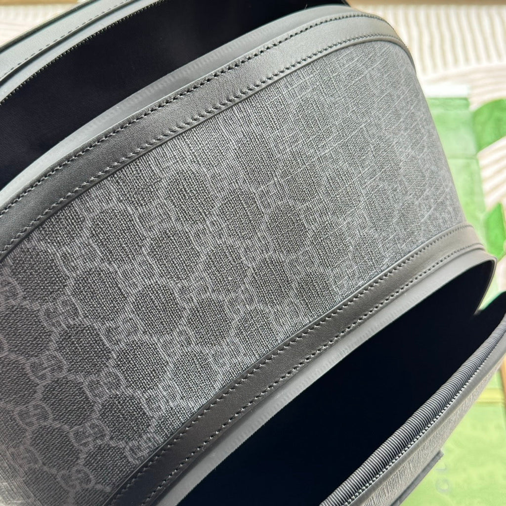 RUCKSACK 44 IN GRAUEM MONOGRAMM-CANVAS UND SCHWARZEN LEDERBEZÜGEN