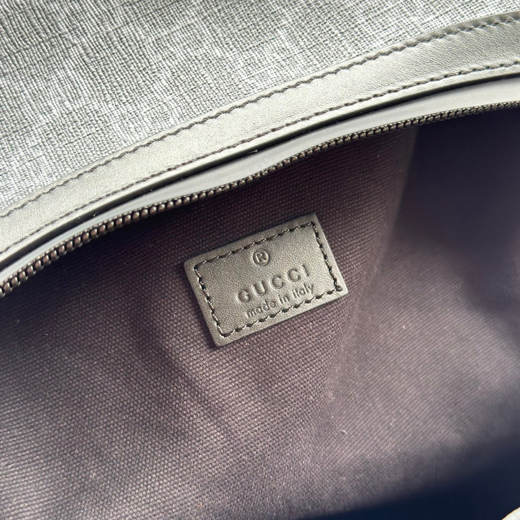 RUCKSACK 44 IN GRAUEM MONOGRAMM-CANVAS UND SCHWARZEN LEDERBEZÜGEN