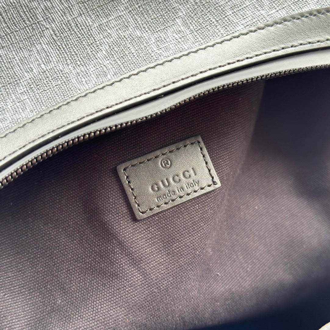 RUCKSACK 44 IN GRAUEM MONOGRAMM-CANVAS UND SCHWARZEN LEDERBEZÜGEN