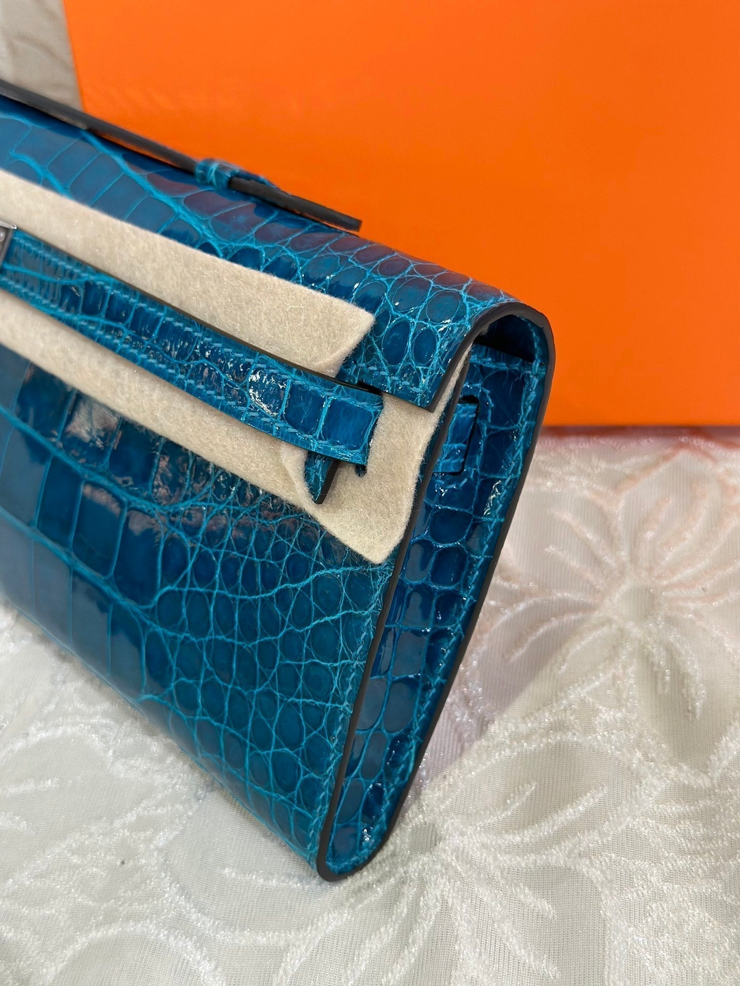 KELLY CUT 31 IN KLASSISCHEM BLAUEM GLÄNZENDES ALLIGATORLEDER MIT SILBERNEN BESCHLÄGEN (AUF BESTELLUNG GEFERTIGT)