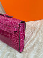 KELLY CUT 31 IN MAGENTA-LILA GLÄNZENDES ALLIGATORLEDER MIT SILBERNEN BESCHLÄGEN (AUF BESTELLUNG GEFERTIGT)