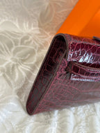 KELLY CUT 31 IN SANGRIA PURPLE GLÄNZENDES ALLIGATORLEDER MIT SILBERNEN BESCHLÄGEN (AUF BESTELLUNG GEFERTIGT)