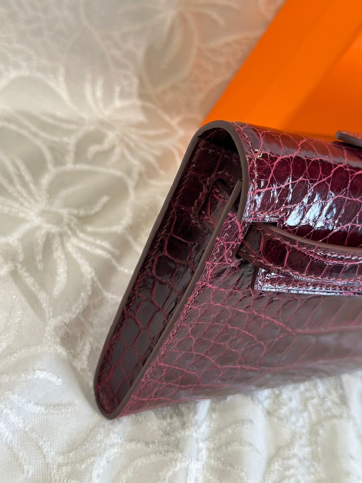 KELLY CUT 31 IN SANGRIA PURPLE GLÄNZENDES ALLIGATORLEDER MIT SILBERNEN BESCHLÄGEN (AUF BESTELLUNG GEFERTIGT)