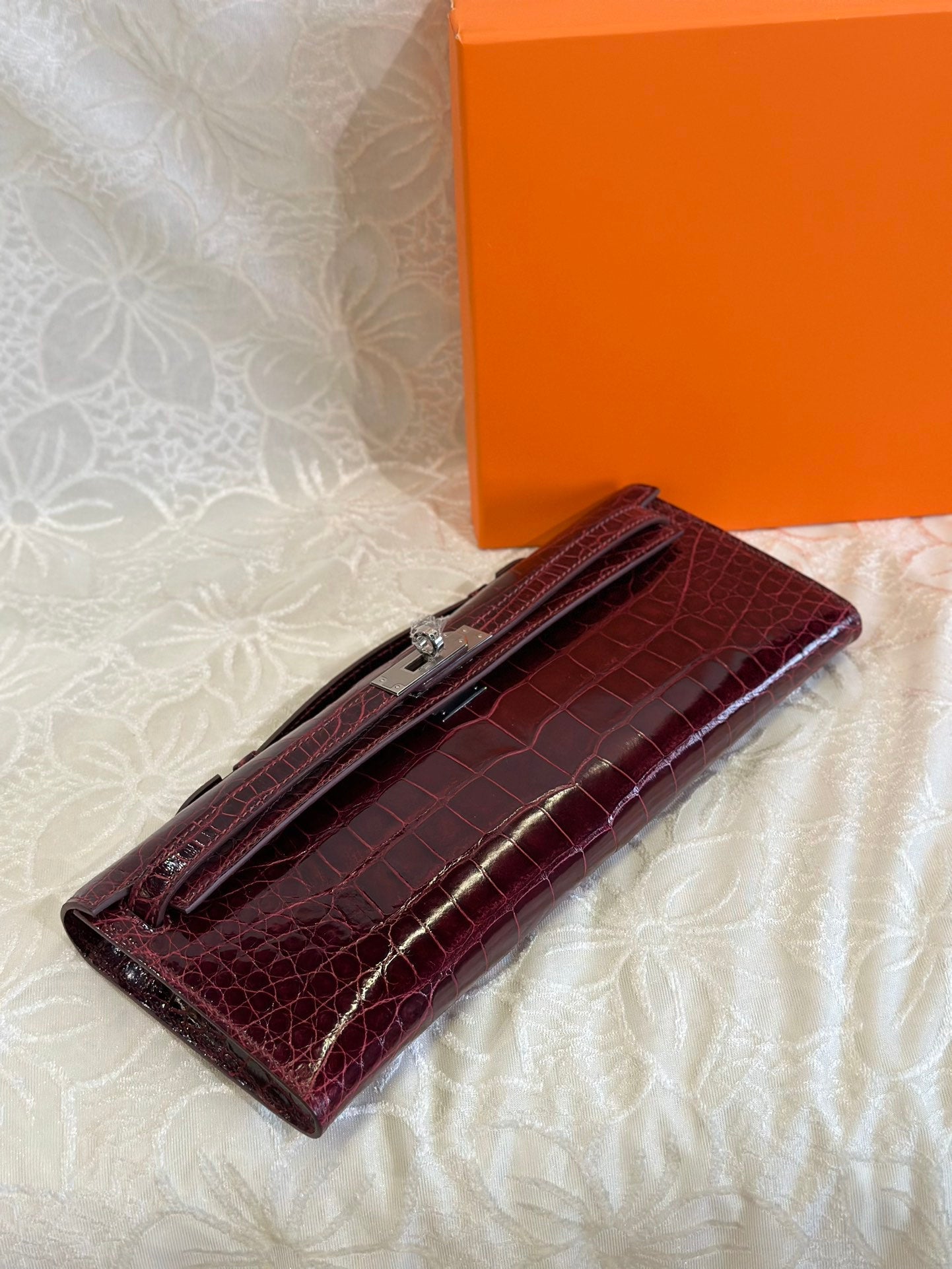 KELLY CUT 31 IN SANGRIA PURPLE GLÄNZENDES ALLIGATORLEDER MIT SILBERNEN BESCHLÄGEN (AUF BESTELLUNG GEFERTIGT)