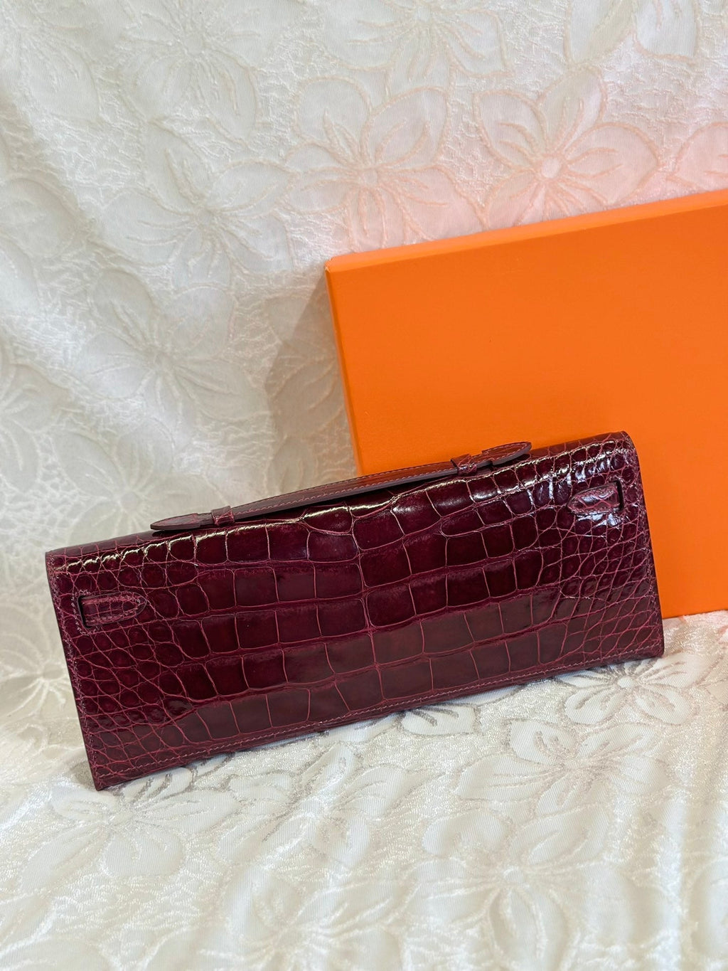 KELLY CUT 31 IN SANGRIA PURPLE GLÄNZENDES ALLIGATORLEDER MIT SILBERNEN BESCHLÄGEN (AUF BESTELLUNG GEFERTIGT)