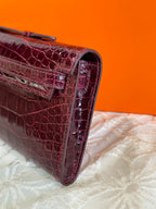 KELLY CUT 31 IN SANGRIA PURPLE GLÄNZENDES ALLIGATORLEDER MIT SILBERNEN BESCHLÄGEN (AUF BESTELLUNG GEFERTIGT)