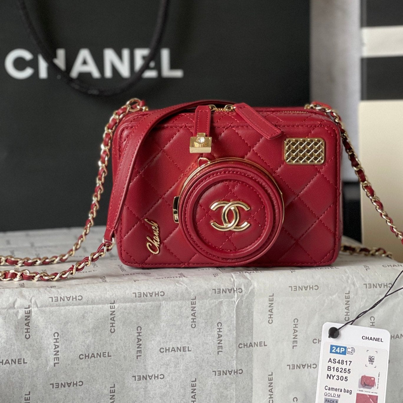 CC 16 Kameratasche aus burgunderrotem Kalbsleder und vergoldetem Metall