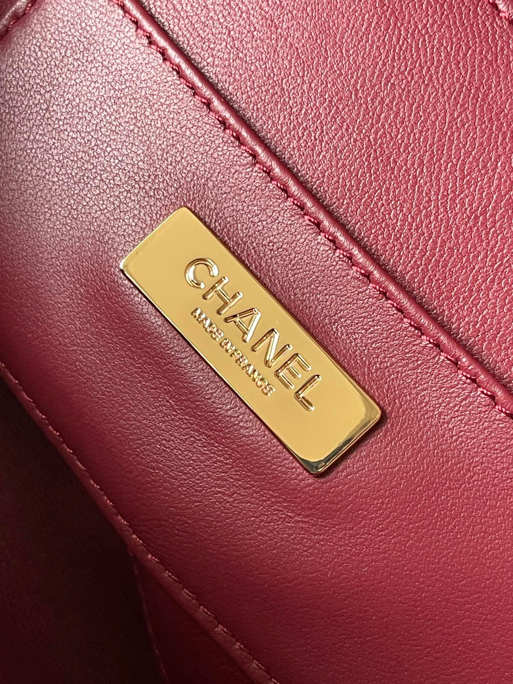 CC 16 Kameratasche aus burgunderrotem Kalbsleder und vergoldetem Metall