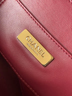 CC 16 Kameratasche aus burgunderrotem Kalbsleder und vergoldetem Metall