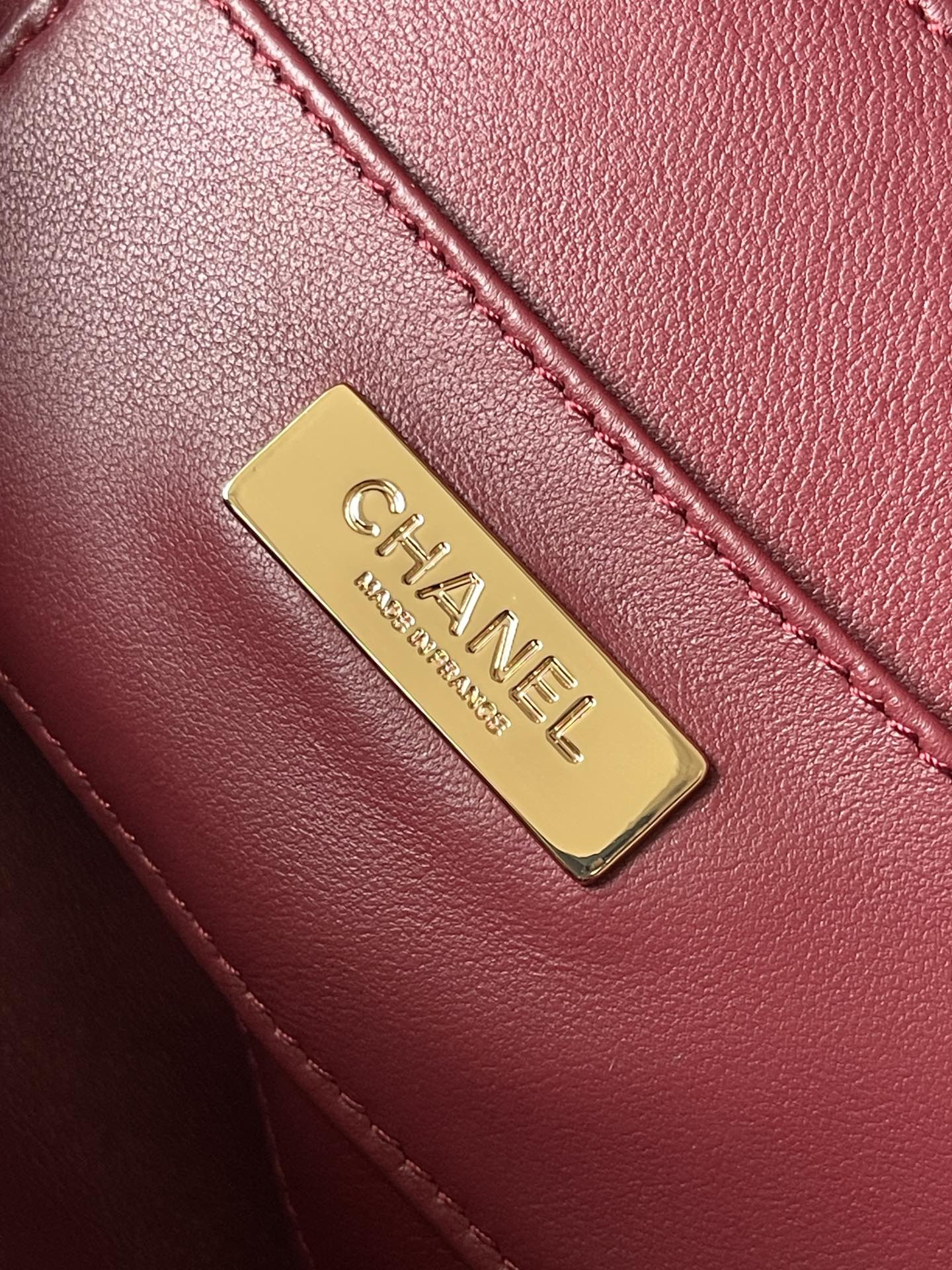 CC 16 Kameratasche aus burgunderrotem Kalbsleder und vergoldetem Metall