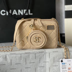 CC 16 Kameratasche aus dunkelbeigem Kalbsleder und vergoldetem Metall