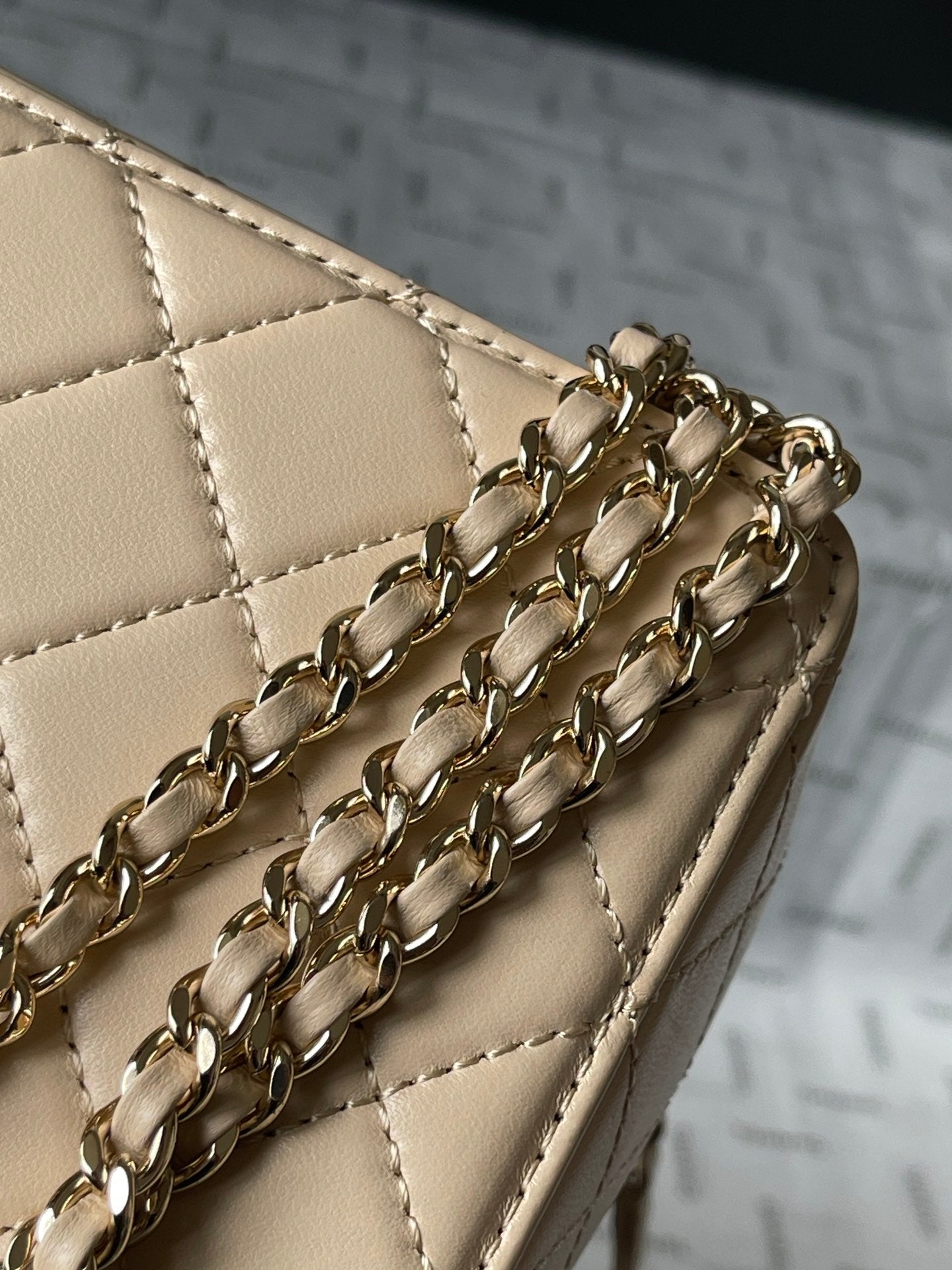 CC 16 Kameratasche aus dunkelbeigem Kalbsleder und vergoldetem Metall