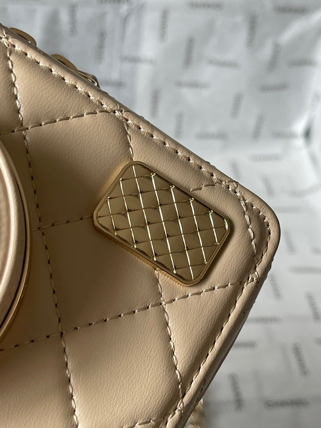 CC 16 Kameratasche aus dunkelbeigem Kalbsleder und vergoldetem Metall