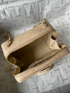 CC 16 Kameratasche aus dunkelbeigem Kalbsleder und vergoldetem Metall