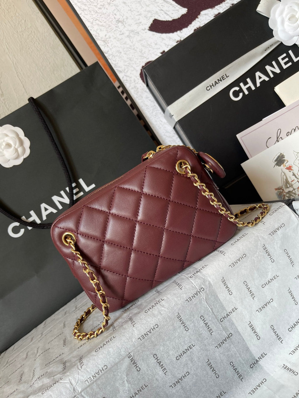 Kameratasche 18 Zoll, rot gestepptes Lammleder, Doppel-C-Goldmünze