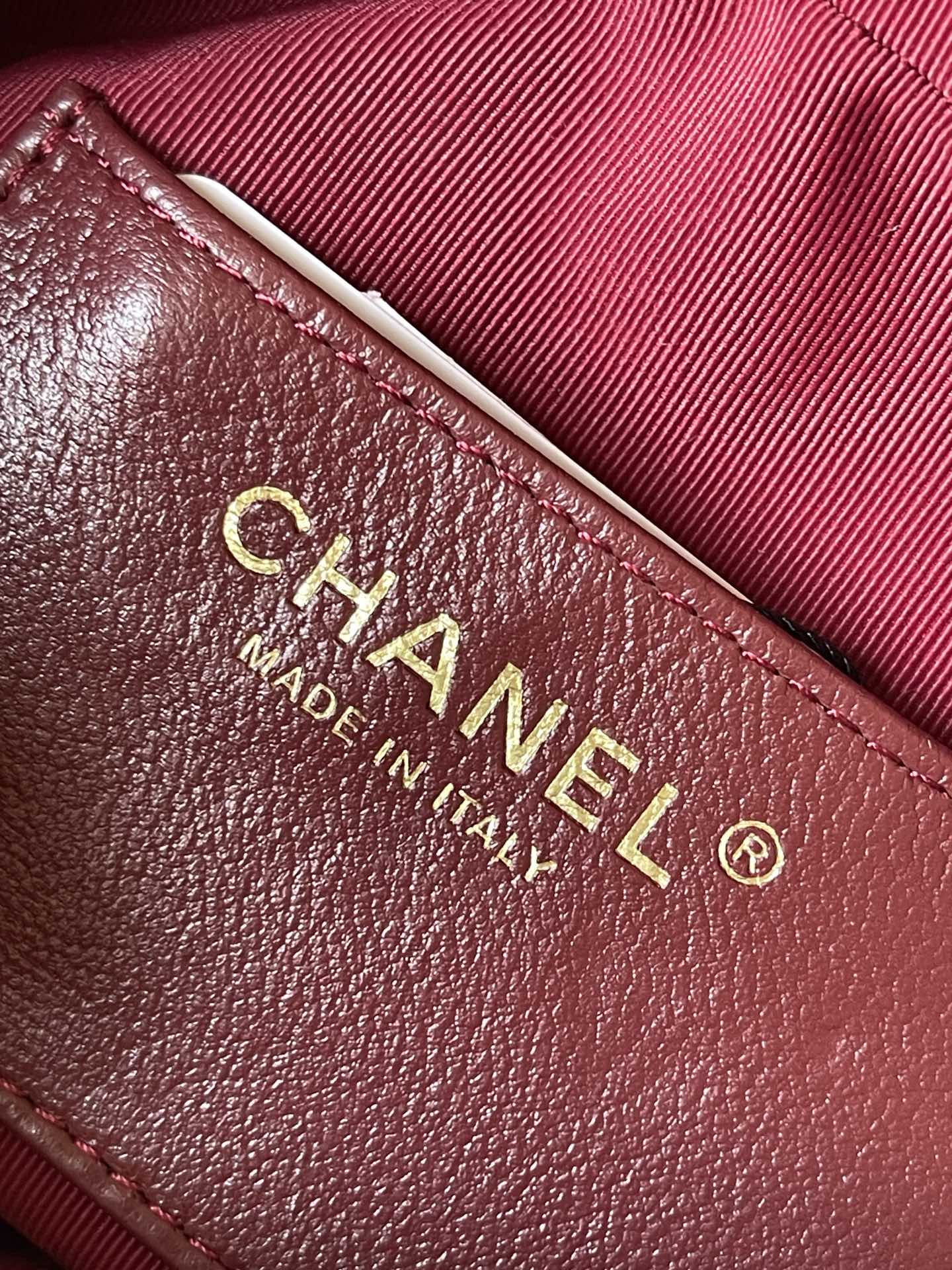 Kameratasche 18 Zoll, rot gestepptes Lammleder, Doppel-C-Goldmünze