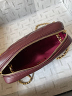 Kameratasche 18 Zoll, rot gestepptes Lammleder, Doppel-C-Goldmünze