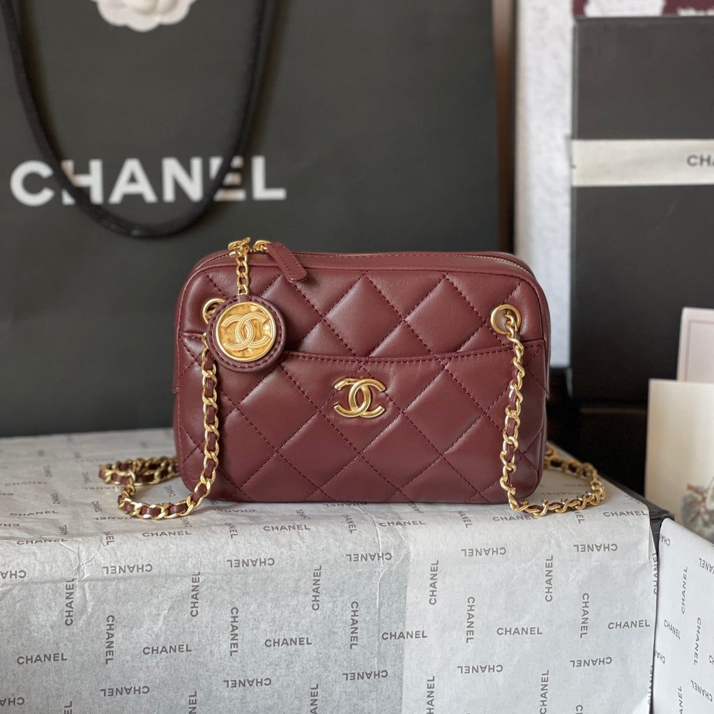 Kameratasche 18 Zoll, rot gestepptes Lammleder, Doppel-C-Goldmünze