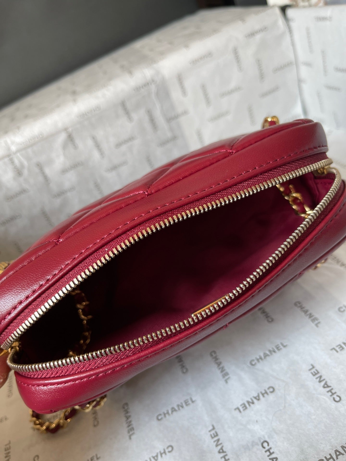 Kameratasche 18 Zoll, rot gestepptes Lammleder, Doppel-C-Goldmünze