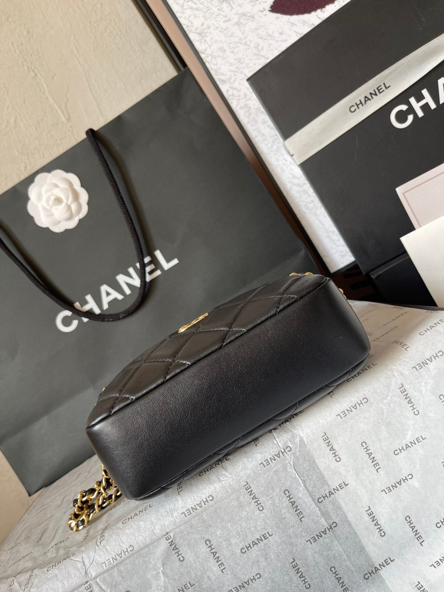 Kameratasche 18 Zoll, schwarz, gestepptes Lammleder, Double C Goldmünze