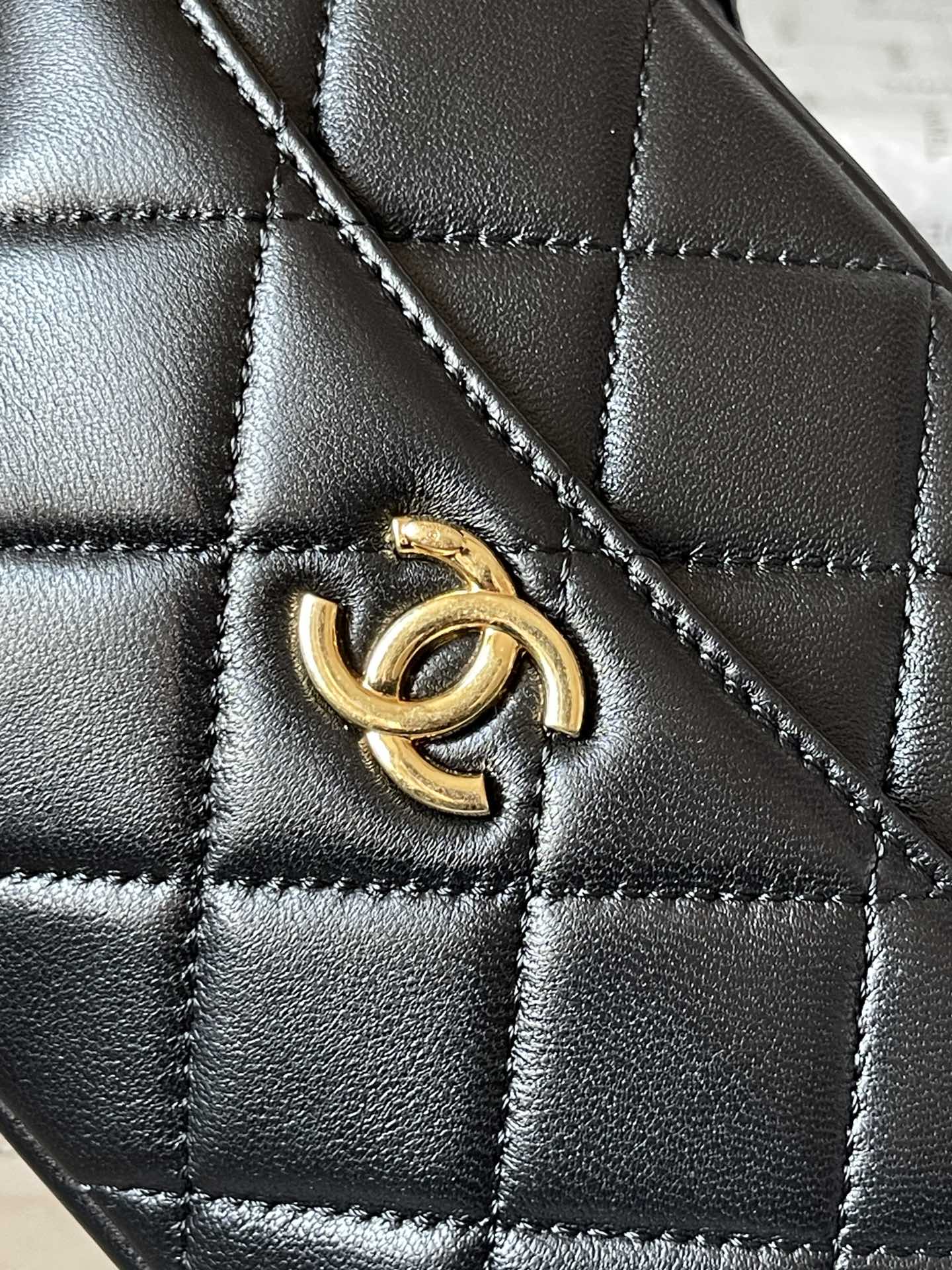 Kameratasche 18 Zoll, schwarz, gestepptes Lammleder, Double C Goldmünze