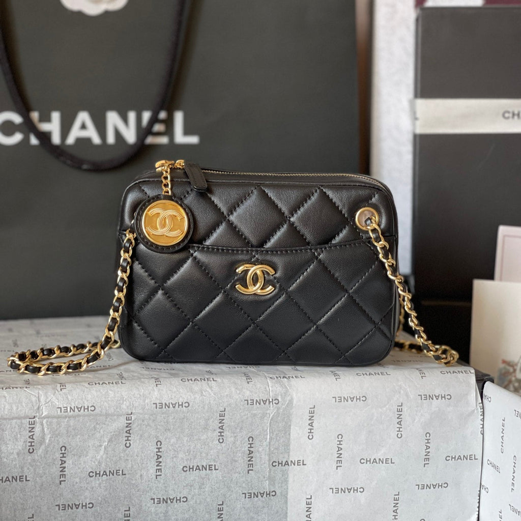 CAMERA BAG 18 IN BLACK QUILTED LAMBSKIN DOUBLE C GOLD COIN