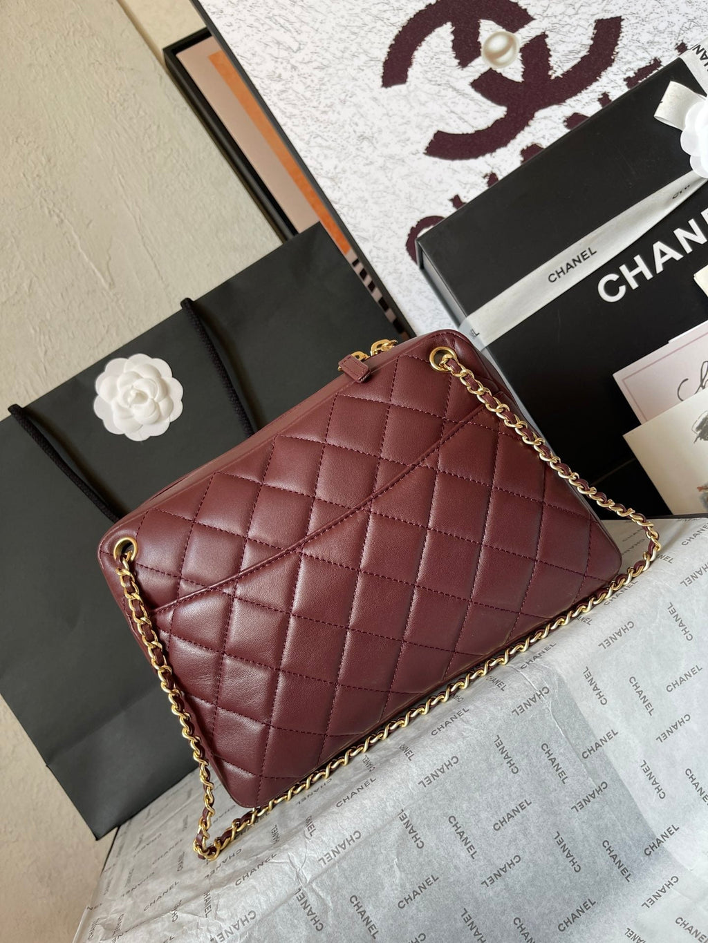 Kameratasche 24 Zoll, Buccaneer, rotes gestepptes Lammleder, Doppel-C-Goldmünze