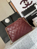 Kameratasche 24 Zoll, Buccaneer, rotes gestepptes Lammleder, Doppel-C-Goldmünze