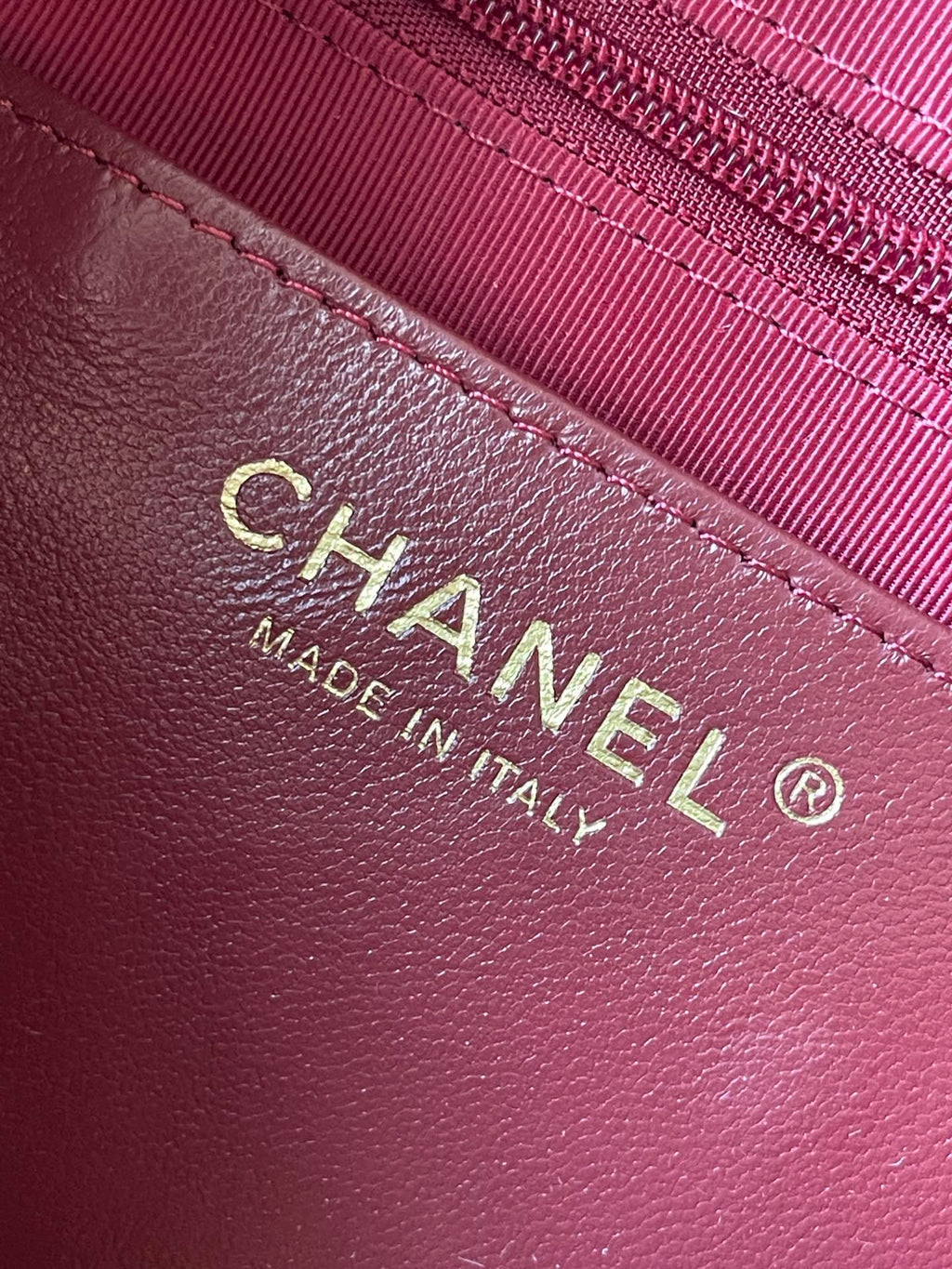 Kameratasche 24 Zoll, Buccaneer, rotes gestepptes Lammleder, Doppel-C-Goldmünze