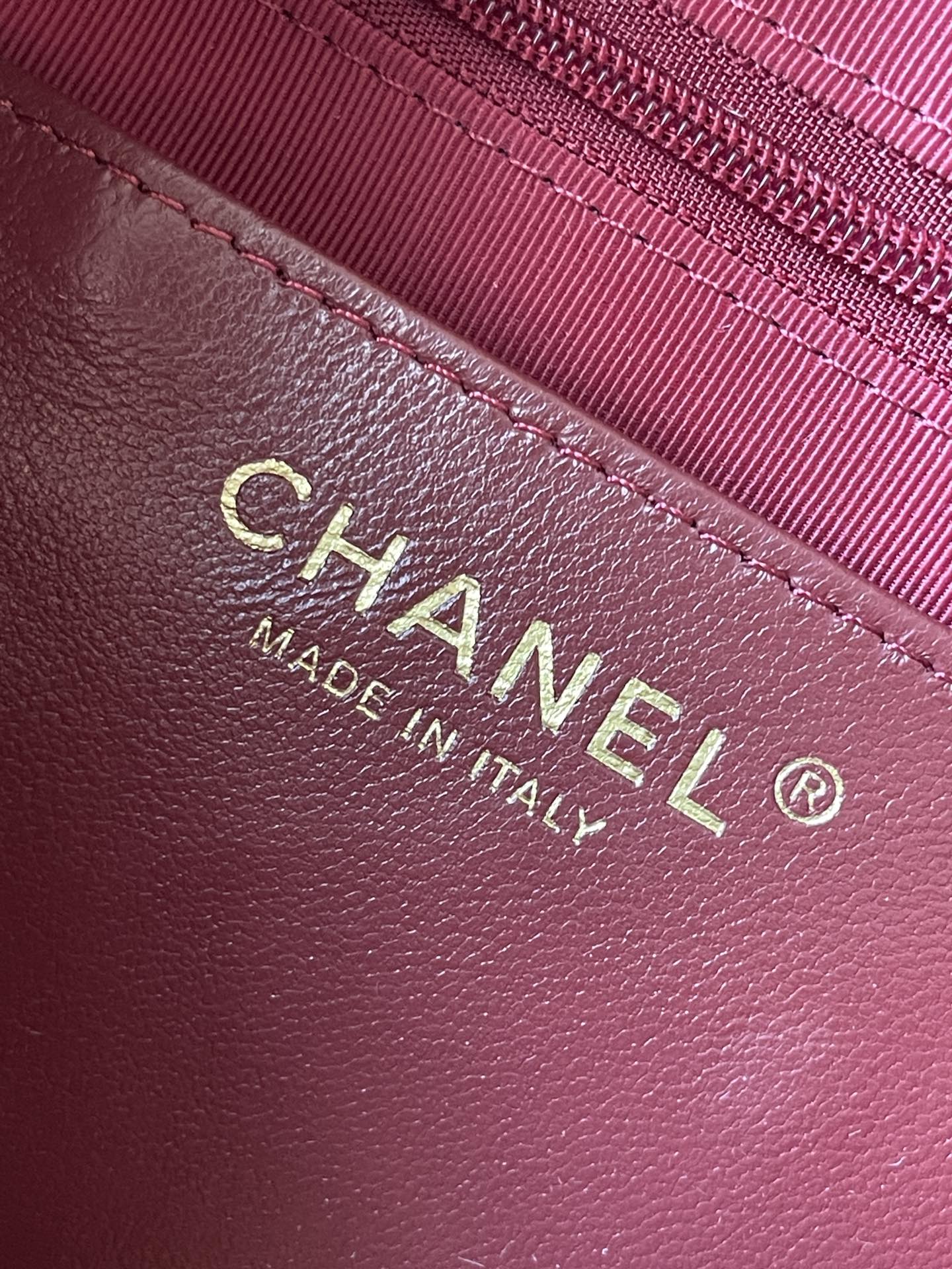 Kameratasche 24 Zoll, Buccaneer, rotes gestepptes Lammleder, Doppel-C-Goldmünze