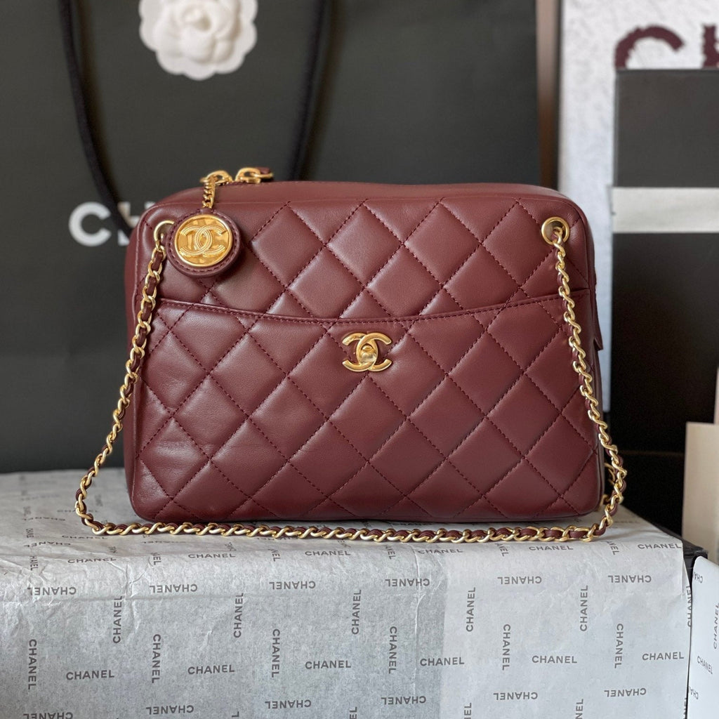 Kameratasche 24 Zoll, Buccaneer, rotes gestepptes Lammleder, Doppel-C-Goldmünze