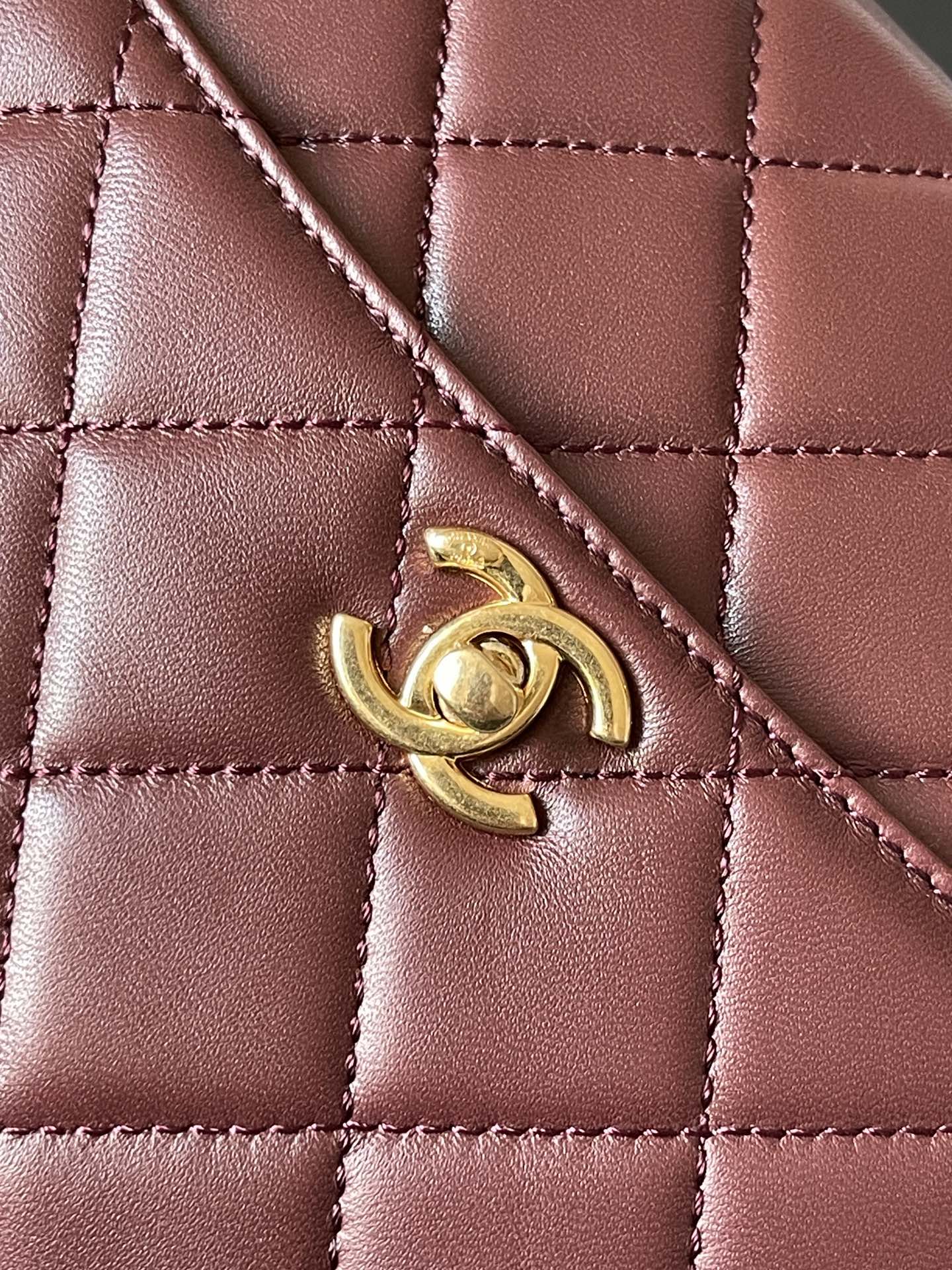 Kameratasche 24 Zoll, Buccaneer, rotes gestepptes Lammleder, Doppel-C-Goldmünze