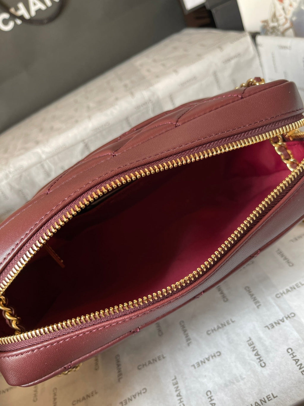 Kameratasche 24 Zoll, Buccaneer, rotes gestepptes Lammleder, Doppel-C-Goldmünze