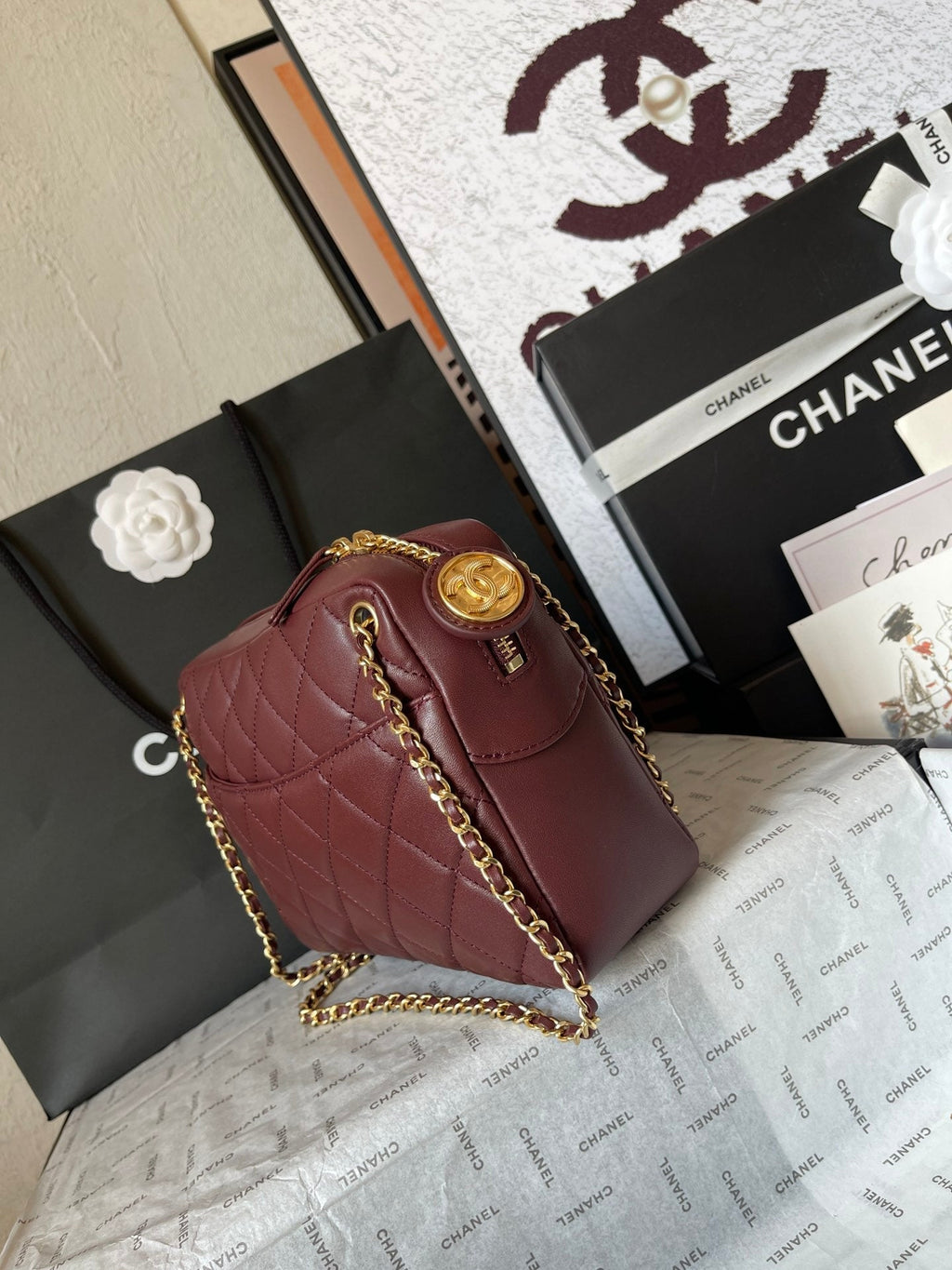 Kameratasche 24 Zoll, Buccaneer, rotes gestepptes Lammleder, Doppel-C-Goldmünze