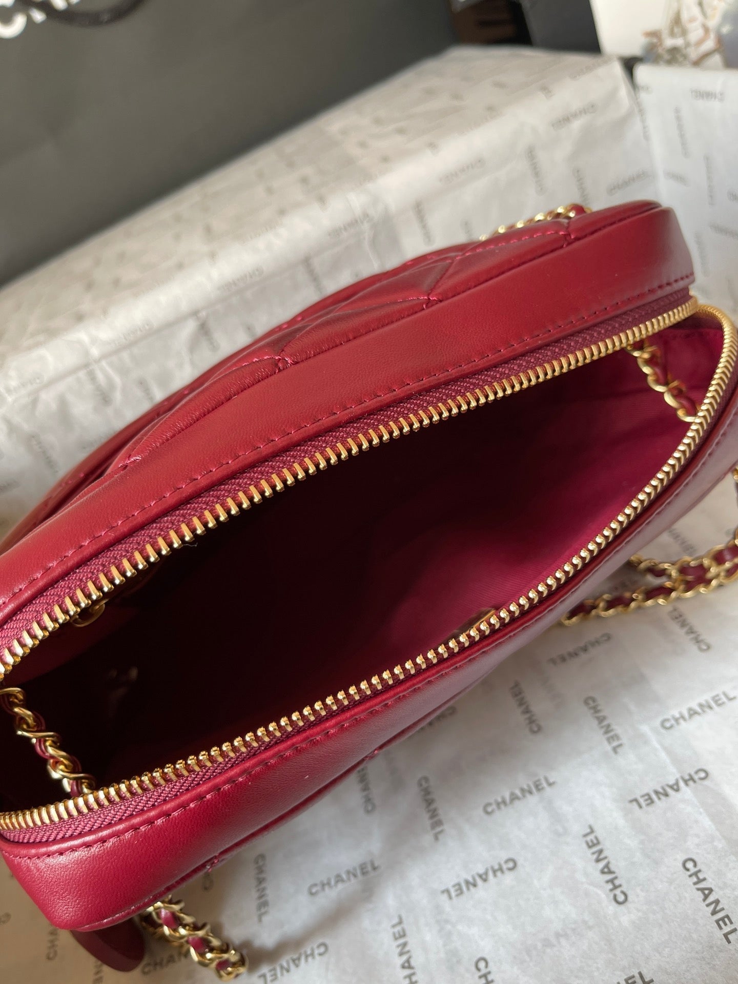 Kameratasche 24 Zoll, rot gestepptes Lammleder, Doppel-C-Goldmünze