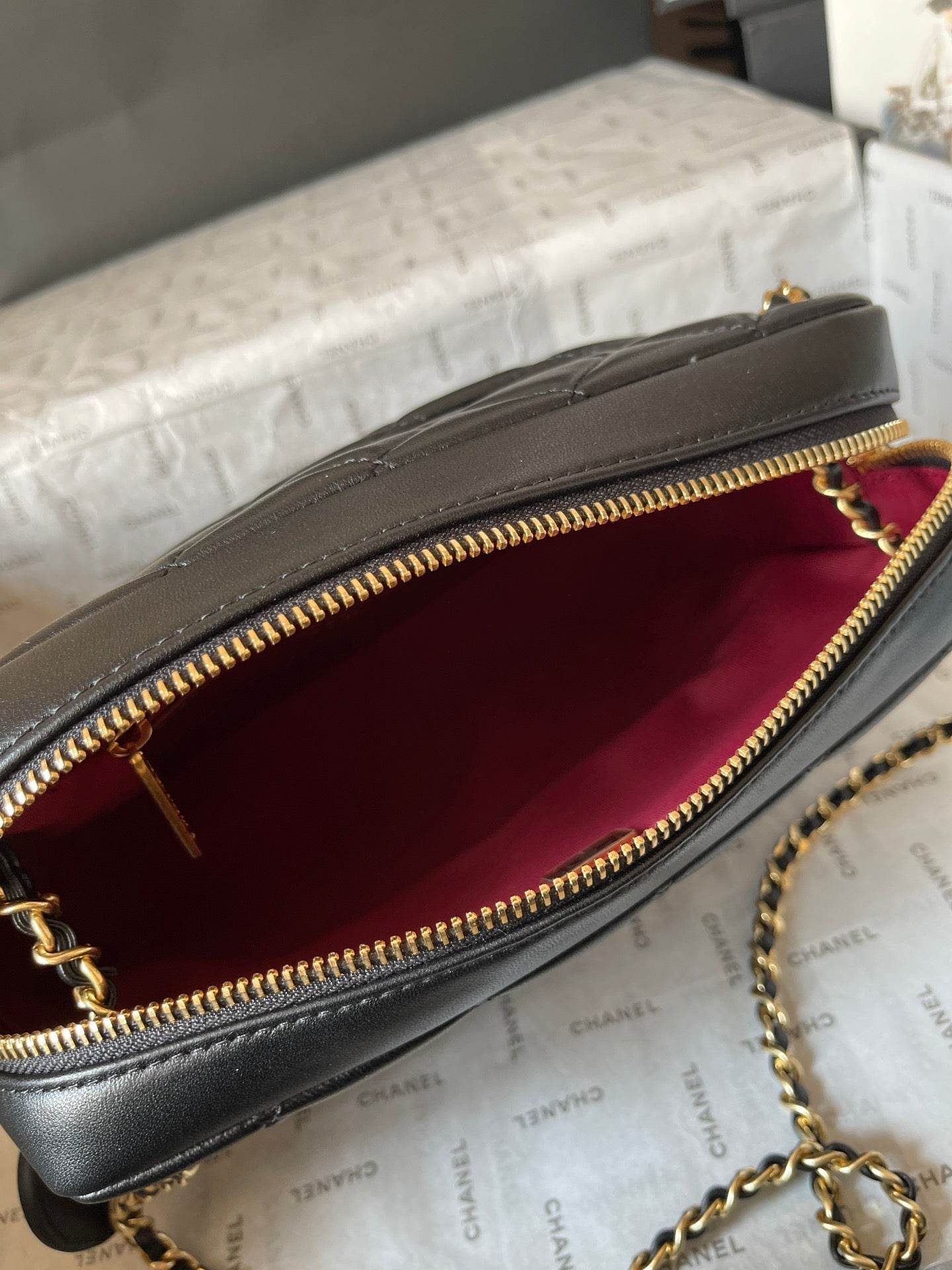 Kameratasche 24 Zoll, schwarz, gestepptes Lammleder, Double C Goldmünze