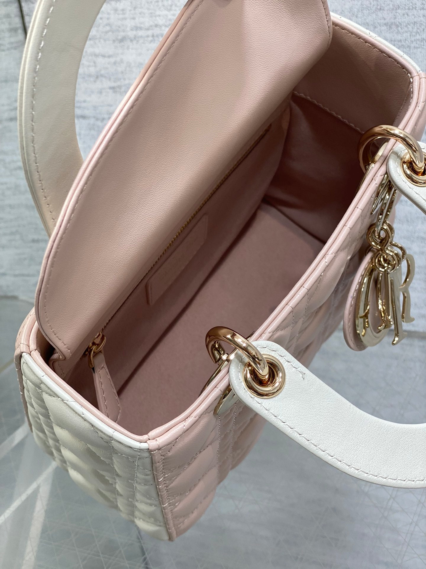 MITTLERE DAMENTASCHE 20 IN BABYROSA GESTEPPTES MAKROCANNAGE-KALBLEDER WEISSER TRAGEBAND